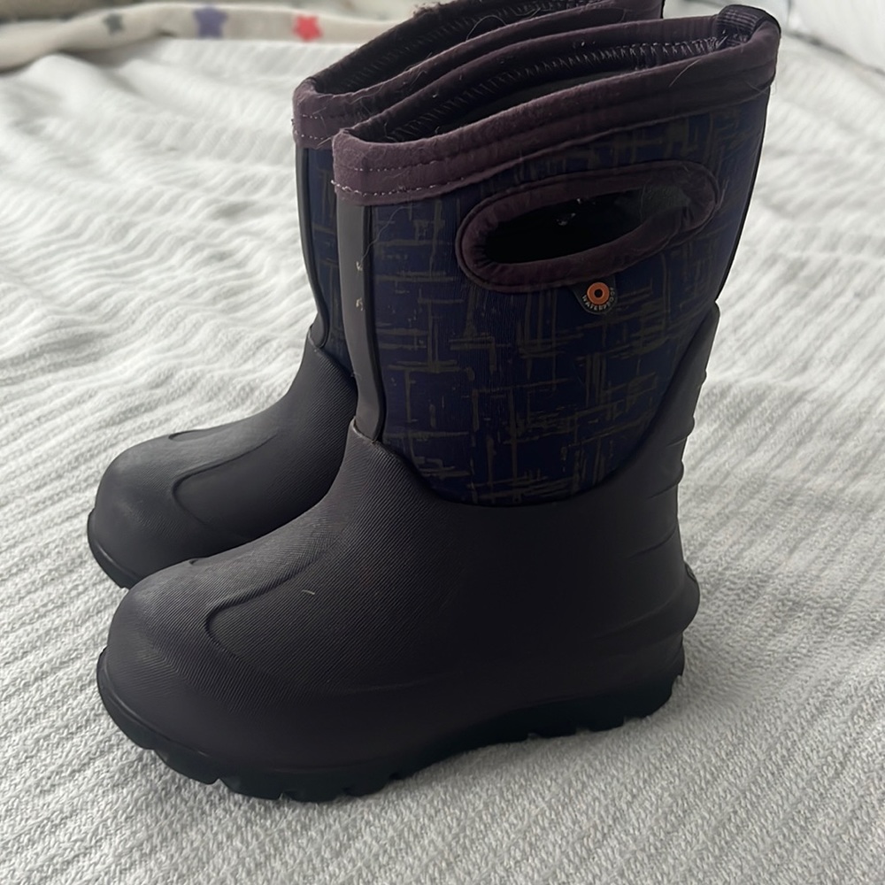 Used toddler bogs size 8 Neoclassic Amaze in Grape color